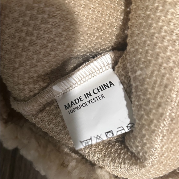 NWOT Sherpa Vest with Black Buttons Size M - Picture 5 of 9